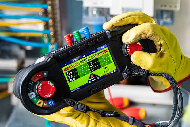 MFT-X1 er et kraftfuldt multifunktionsinstrument til den krævende el-professionelle.