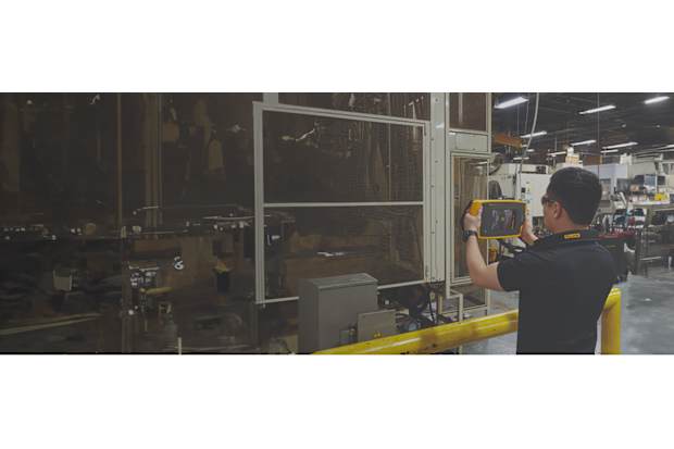 Operario utilizando un equipo de detección de fugas