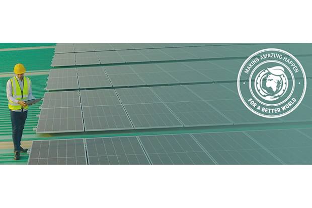 Operario en una planta fotovoltaica