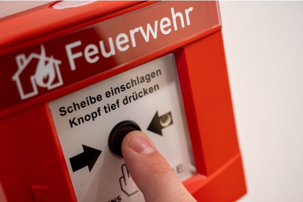 Handfeuermelder als Teil einer Brandschutzanlage