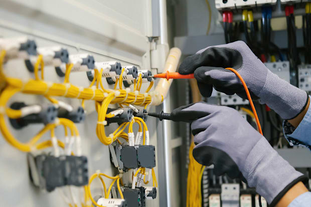 Operario trabajando en una instalación eléctrica