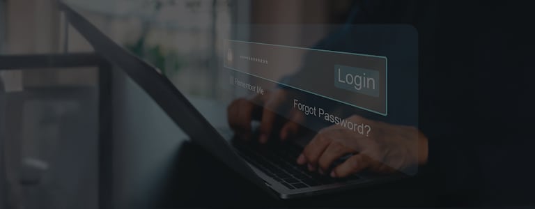 une personne  tape sur un clavier d'ordinateur noir de la main droite et des écrans virtuels s'affichent au dessus du clavier