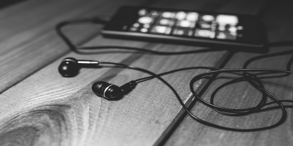 picture of cellphone and headphones