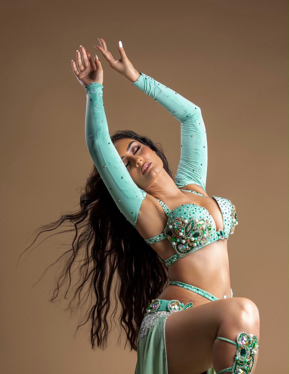 Evelin performing