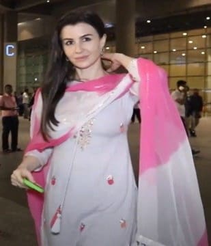 Giorgia Andriani gives full desi kudi vibes to fans stunned, actress imprisoned at airport camaro