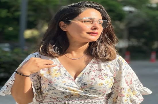 प्रिंटेड फ्रॉक में पोज दे हिना खान का फोटो सोशल मीडिया पर हुआ वायरल, फैंन्स ने जमकर की तारीफ