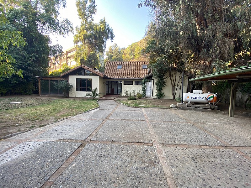 VENDEMOS CASONA COLONIAL EN LO BARNECHEA - LA DEHESA