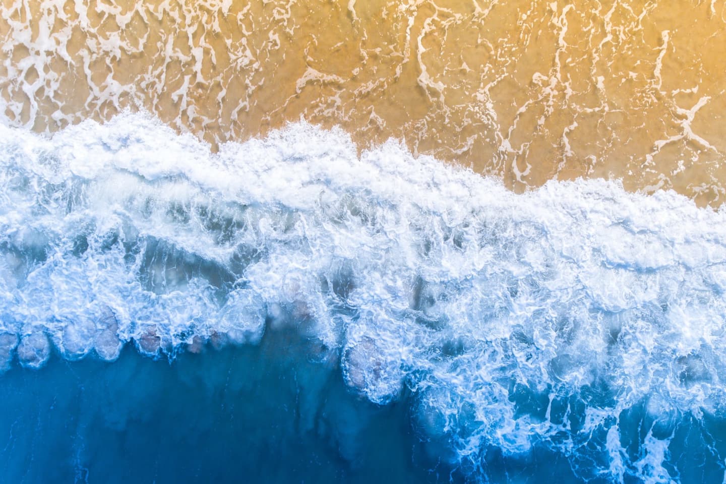 Espuma de una ola de mar desde arriba