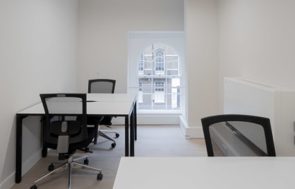 16 Person External Private Office | 588 Sq. Ft.