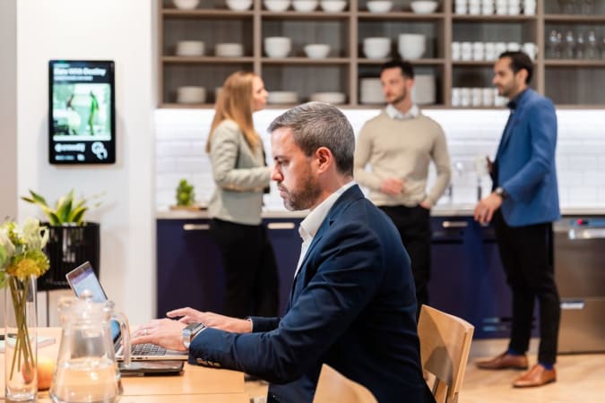 Enjoy an agile workspace in our common areas.