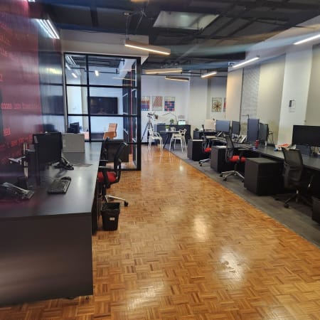 Image 1 of 4 desks available in an Advertising Agency