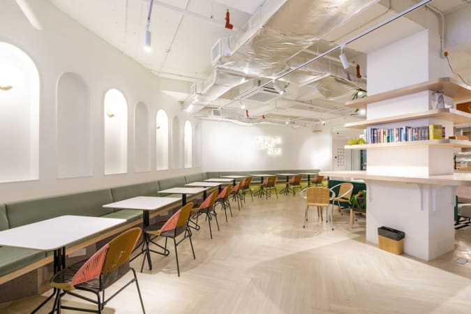 Bright coworking space with versatile seating and modern décor, perfect for collaboration.