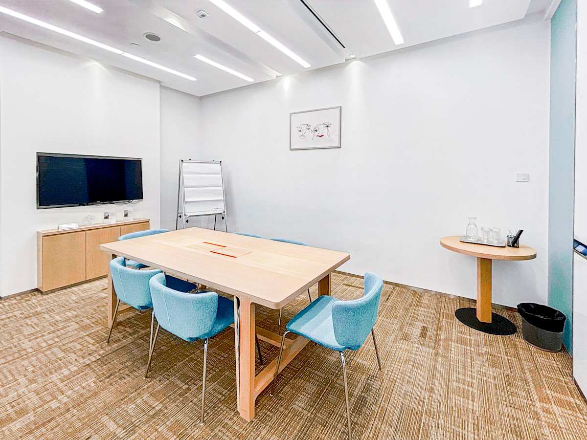 Modern coworking space with sleek seating, ample lighting, and versatile meeting amenities.
