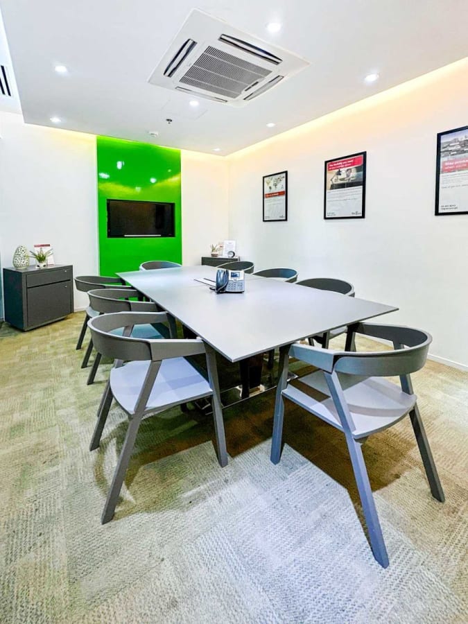 Modern conference room with sleek furnishings and bright accents, perfect for collaboration.