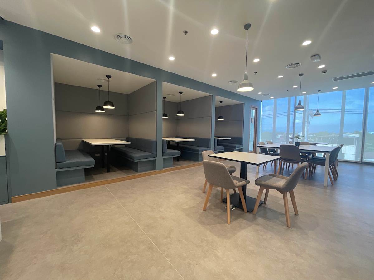 Modern coworking space with cozy booths and natural lighting for collaboration and focus.