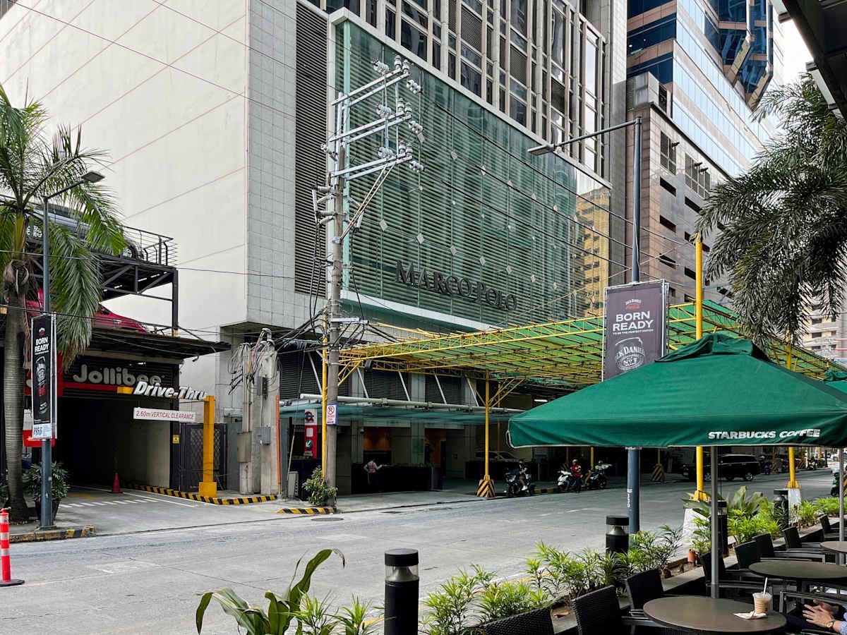 Modern urban office environment with diverse dining options nearby. Ideal for productive workdays.
