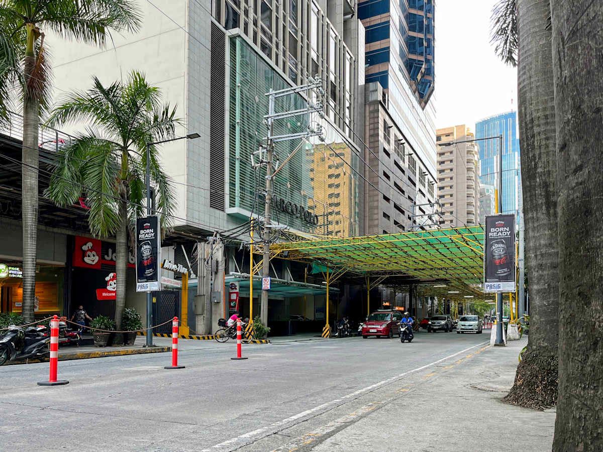 Modern urban office exterior with convenient street access and nearby amenities.