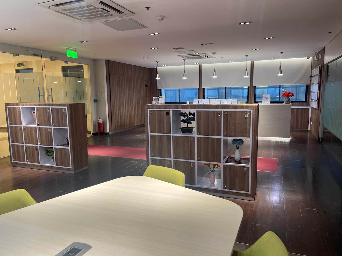 Modern coworking space with sleek design, ample natural light, and stylish furnishings.