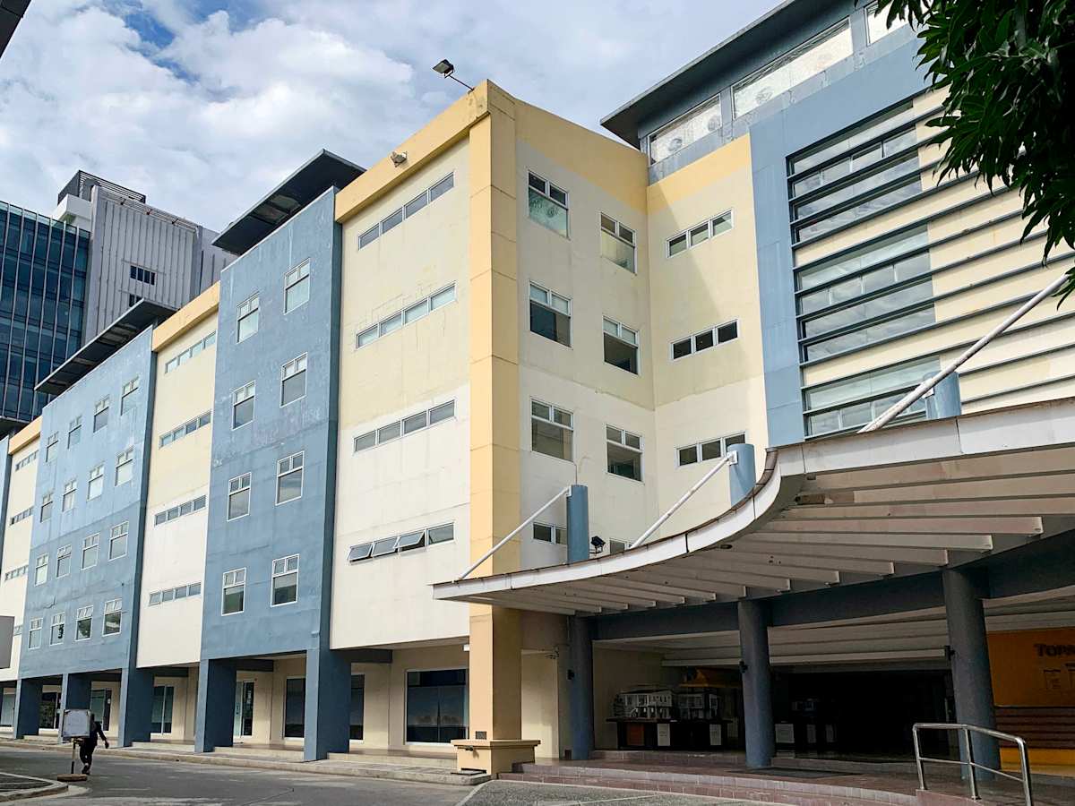 Modern office space with large windows and a welcoming entrance, ideal for dynamic businesses.