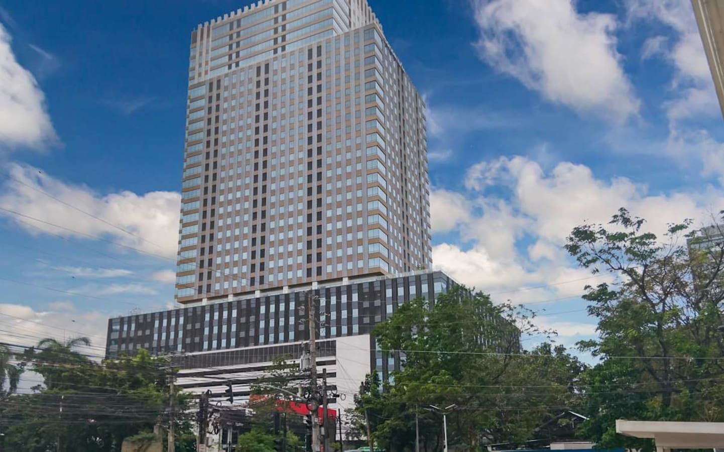 Modern high-rise office building with expansive city views. Ideal for dynamic businesses.