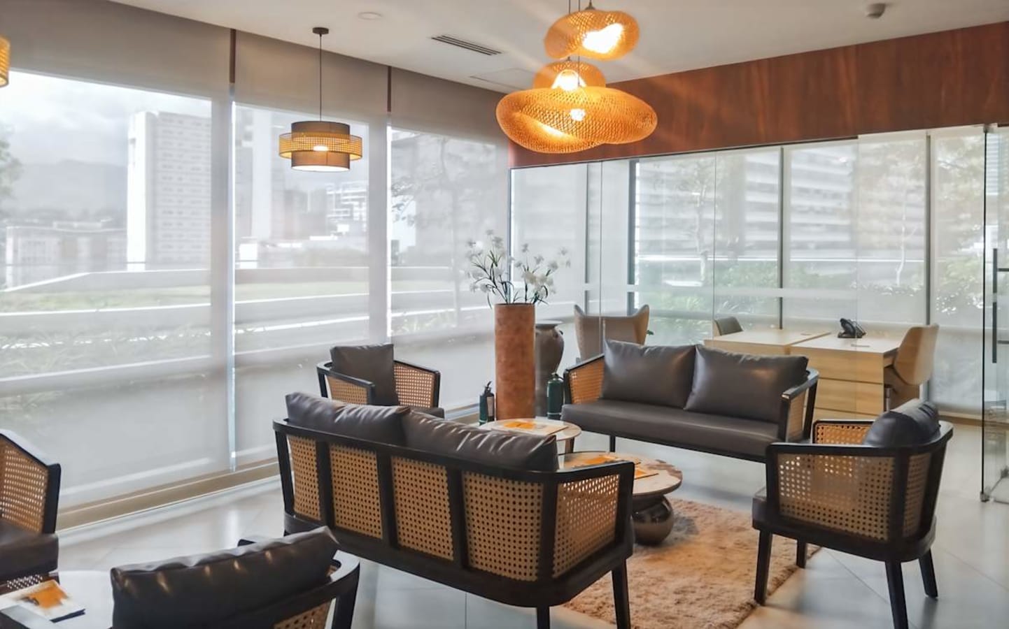 Stylish lounge area with natural light and modern decor, ideal for meetings and collaboration.