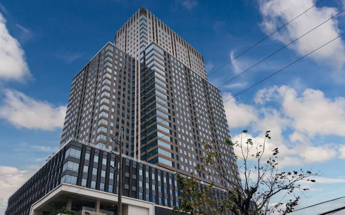 Modern high-rise office building with sleek architecture and expansive city views. Ideal for professionals.
