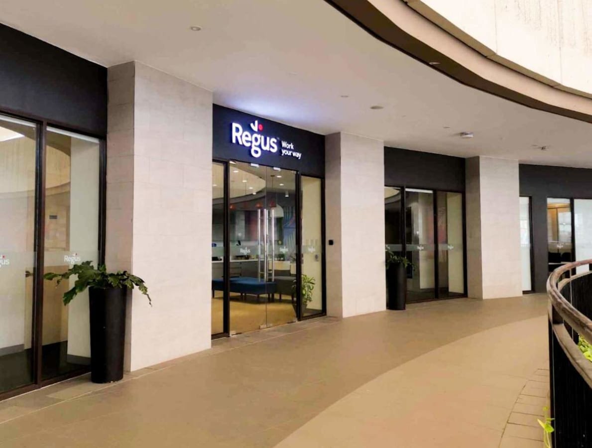 Modern coworking space with sleek design and ample natural light. Ideal for productivity.