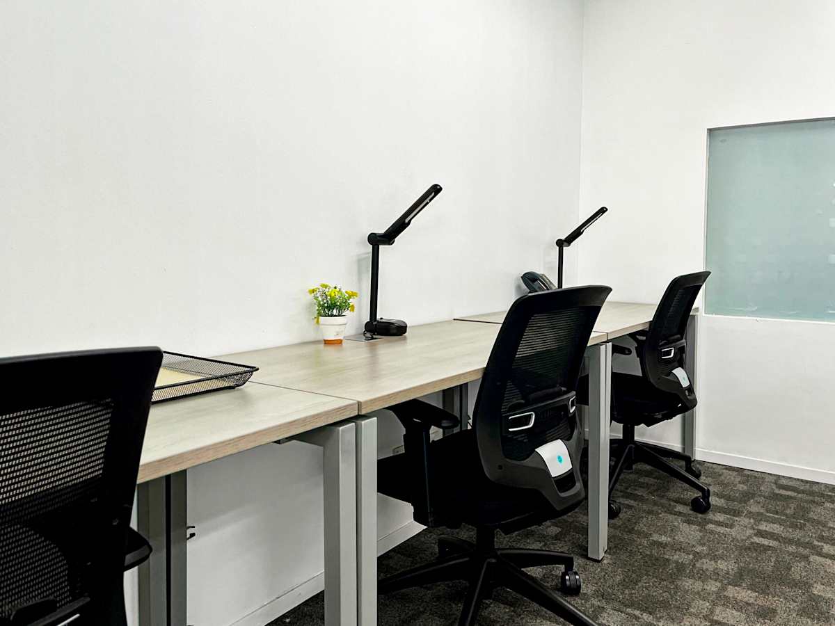 Flexible workspace with modern desks, ergonomic chairs, and ample lighting in Estrella.