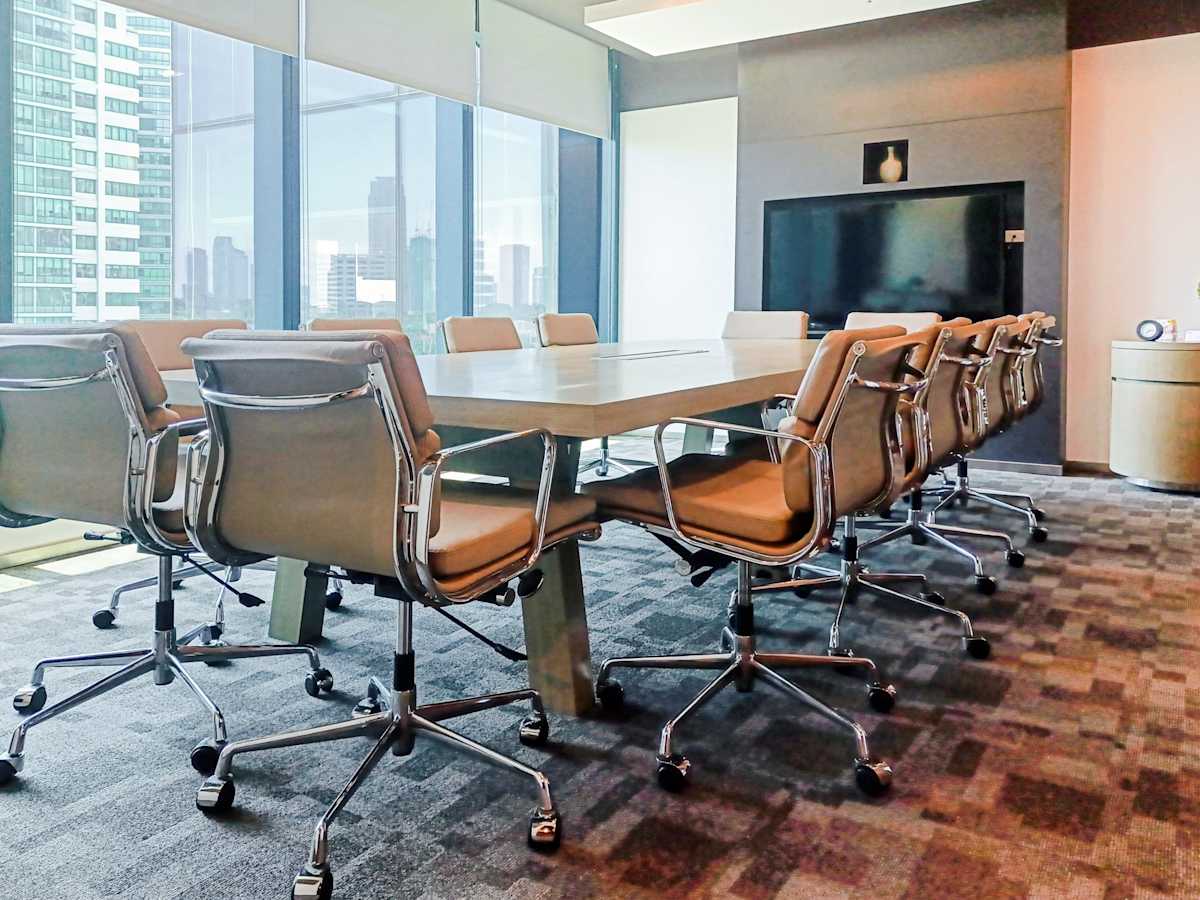 Modern conference room in Estrella coworking space with sleek seating and city views.