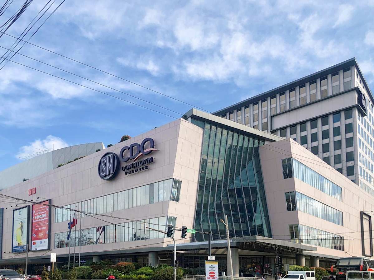 Modern coworking space in Osmena Street with flexible layouts and vibrant surroundings.