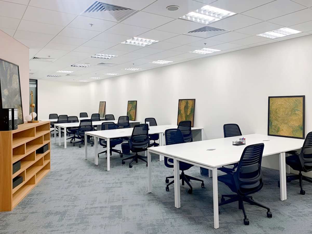 Modern coworking space with sleek desks and ergonomic chairs, ideal for productivity.