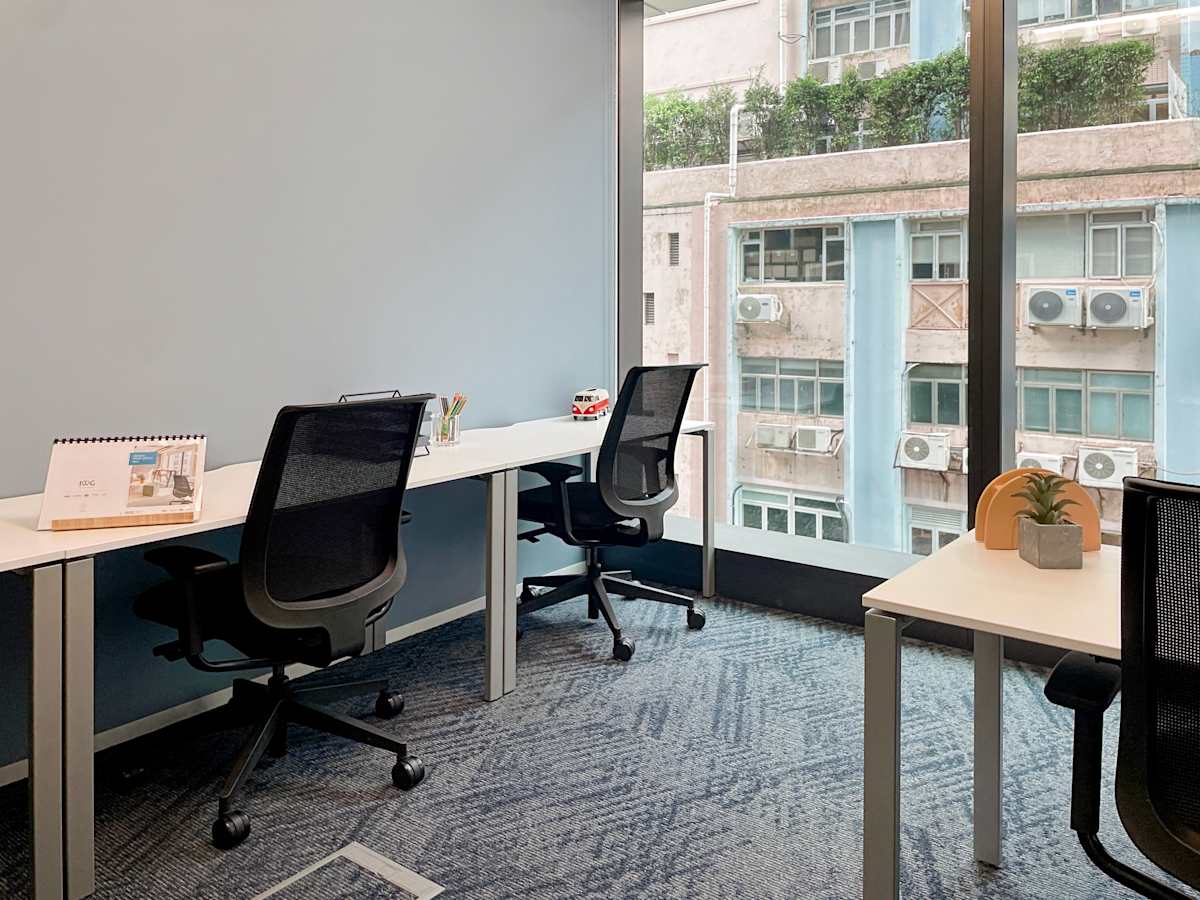 Bright coworking space on King's Road with modern desks and city views. Ideal for productivity.