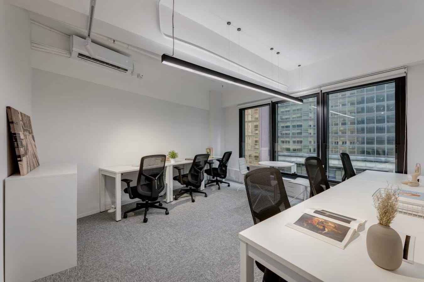 Modern coworking space with natural light and ergonomic seating in 德輔道中.