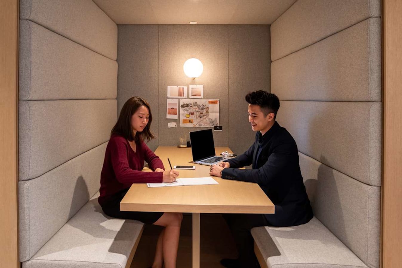 Modern coworking nook with plush seating, ideal for meetings and collaboration.