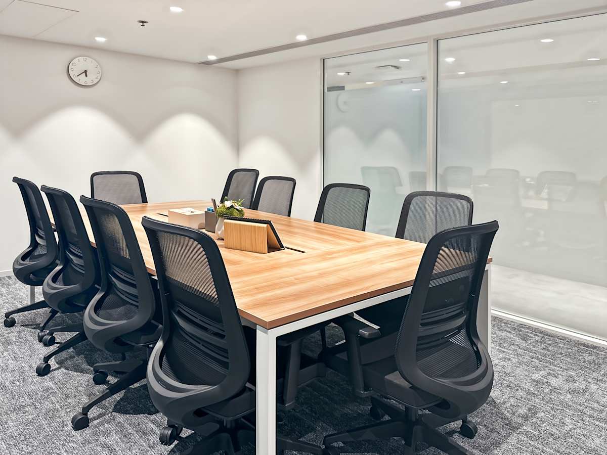 Modern meeting room with sleek design and ample seating, perfect for collaborative work.
