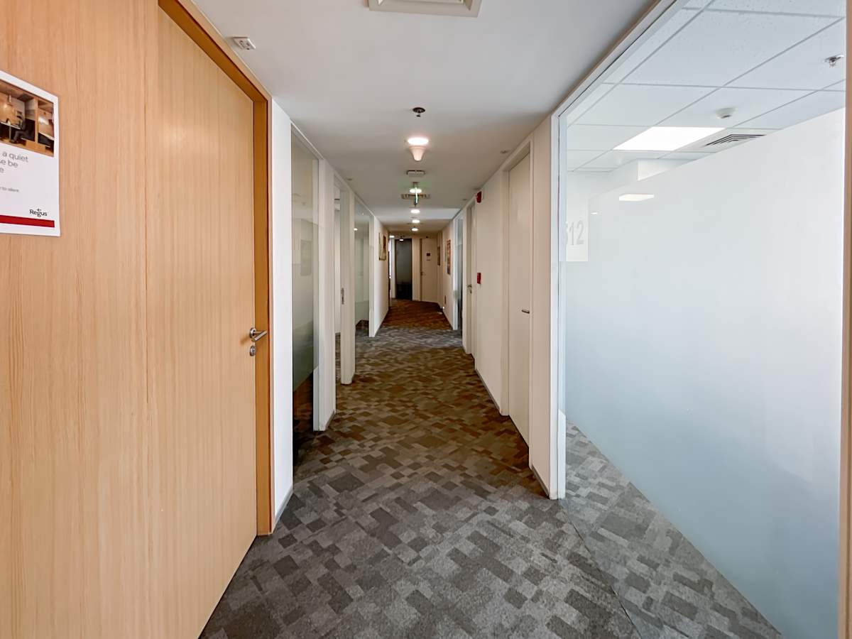 Bright hallway in a Northern Access Road coworking space, featuring modern design and private offices.
