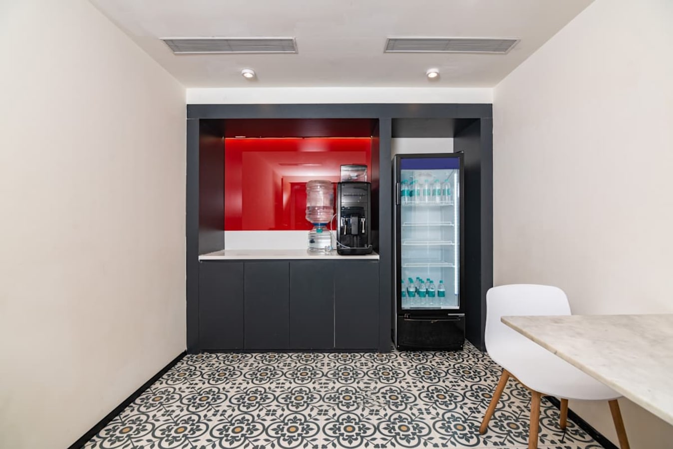 Stylish break area with refreshments, modern design, and vibrant accents. Perfect for networking.