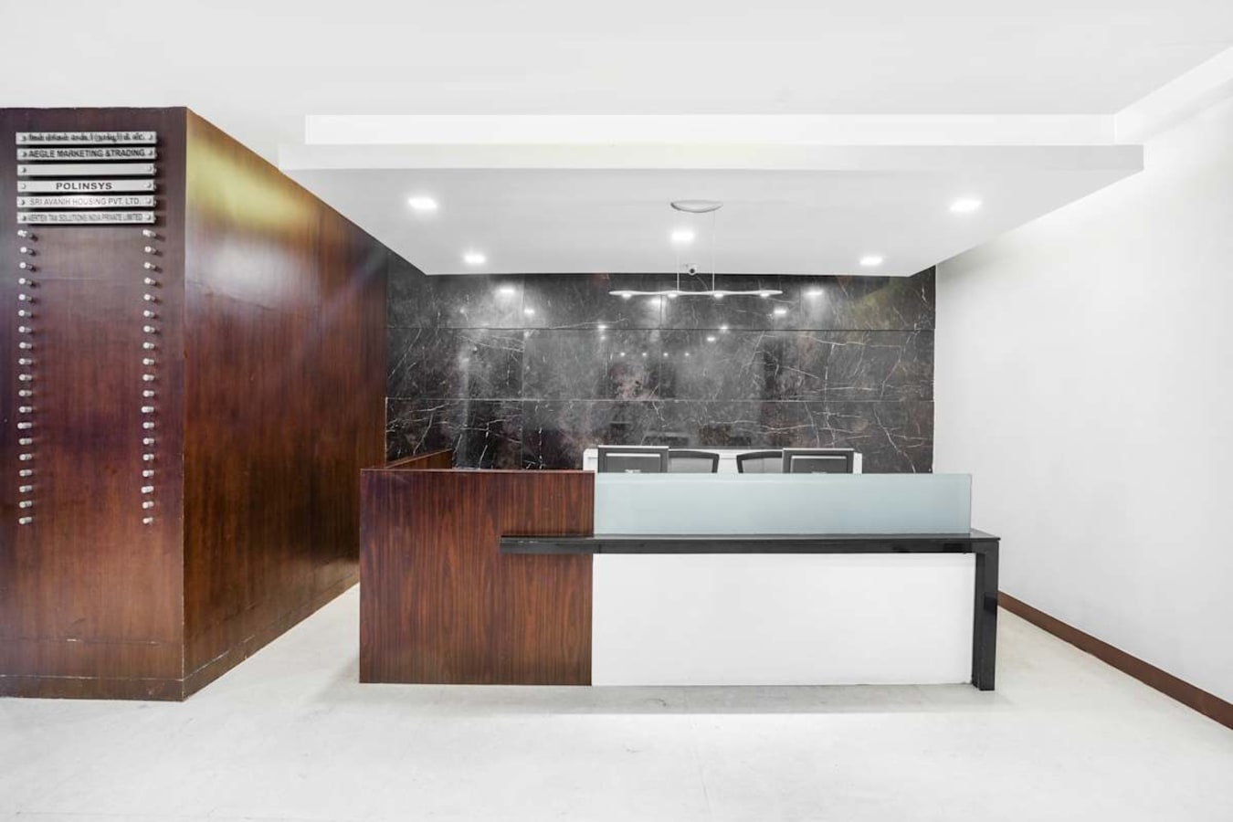 Modern reception with sleek design, perfect for welcoming clients in a coworking space.