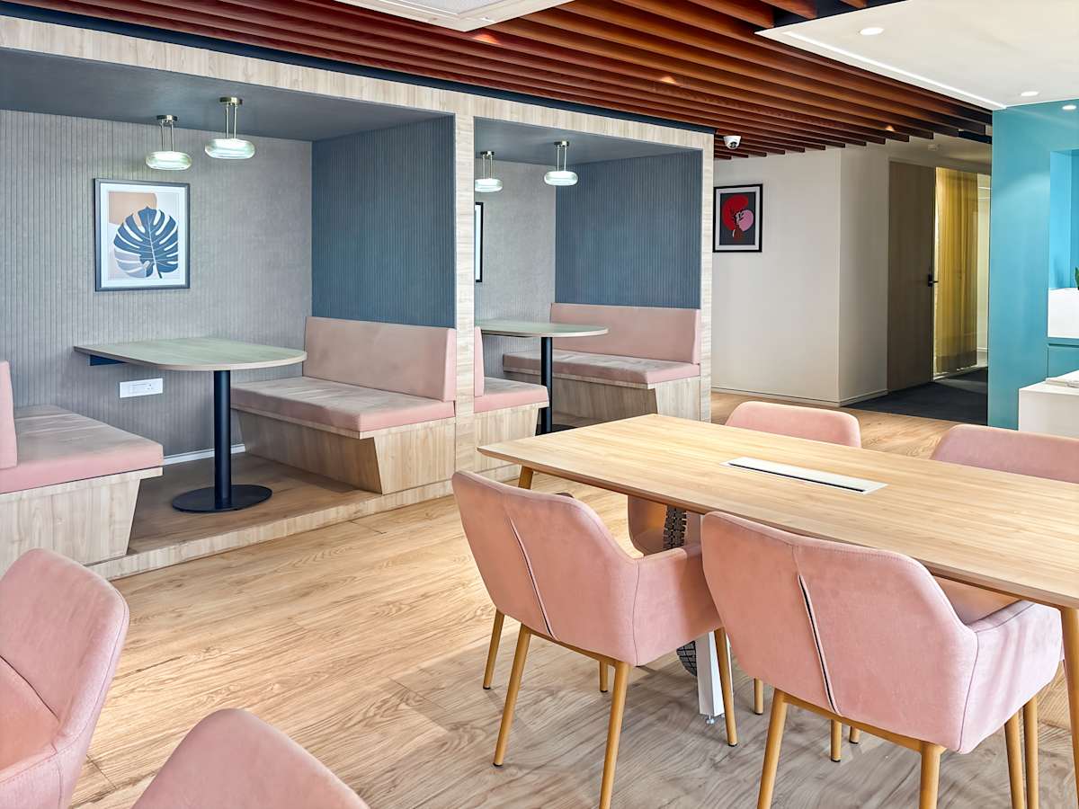Modern coworking area with private booths and collaborative seating. Stylish and versatile.