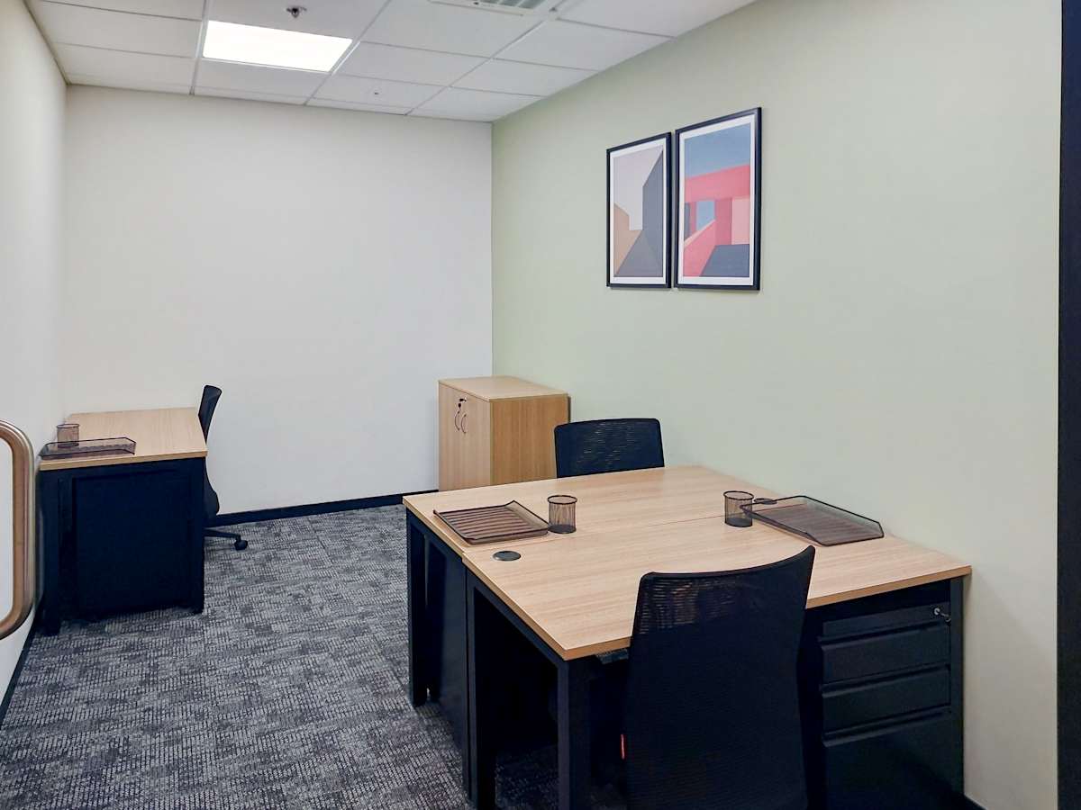 Modern coworking space with sleek desks, ergonomic chairs, and minimalist decor in मुंबई.