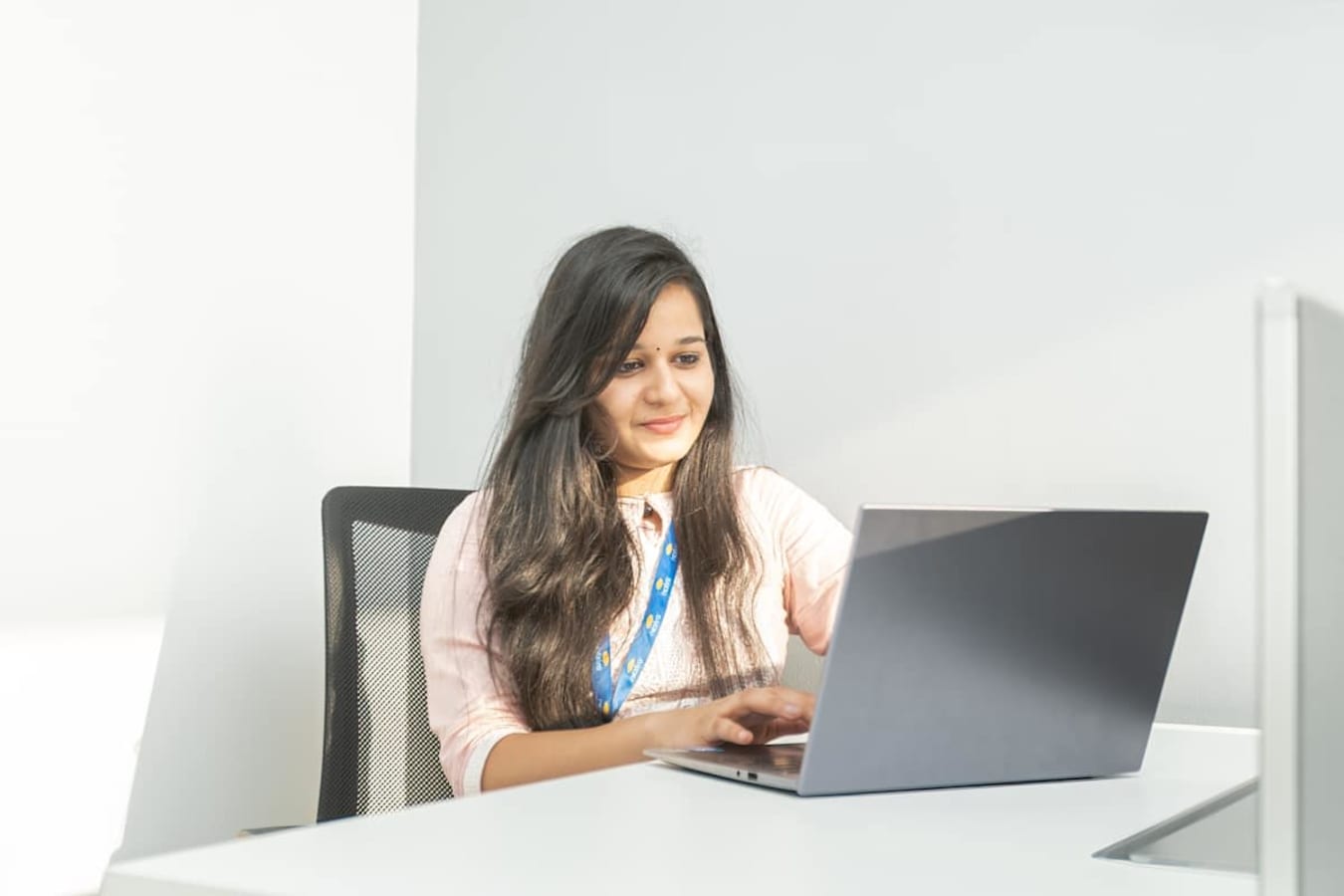 Bright, modern coworking desk in Delhi's vibrant Phase 1 area. Ideal for flexible work needs.