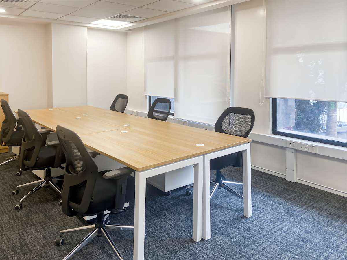 Bright coworking space with modern desks and ergonomic chairs, ideal for collaboration.