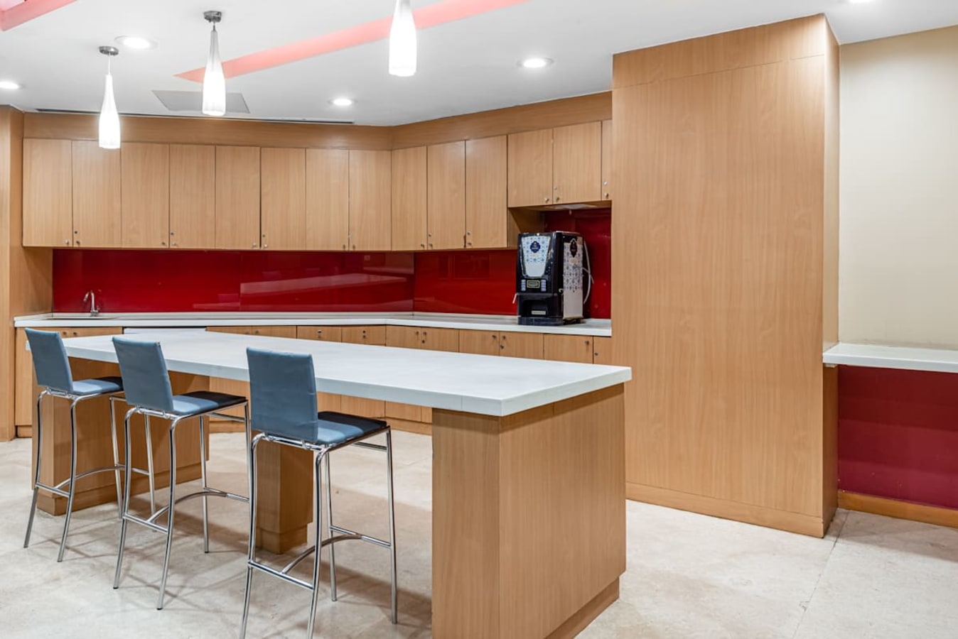 Modern coworking kitchen with sleek counters and seating, ideal for collaborative breaks.