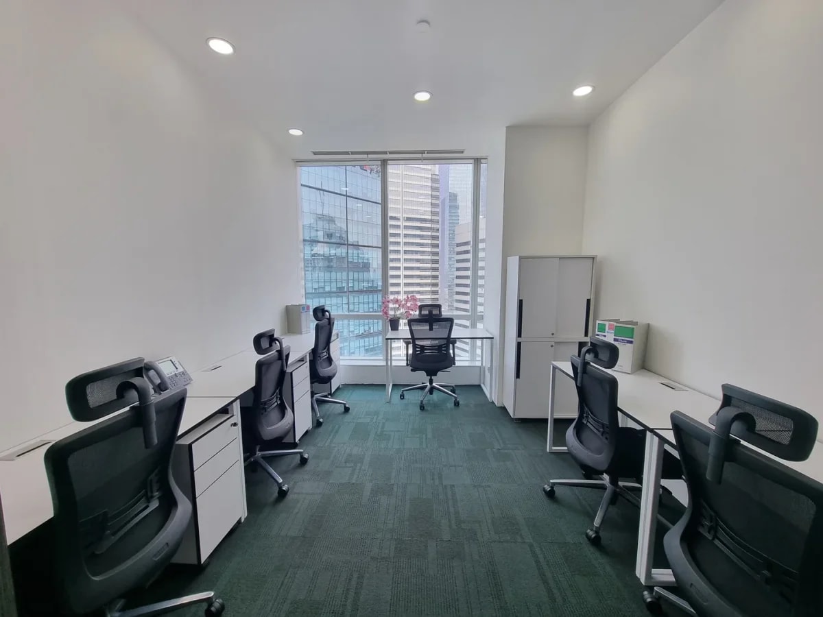 Modern coworking space with ergonomic chairs and natural light, ideal for productivity.