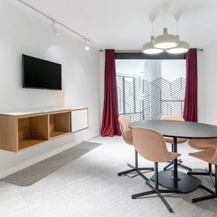 Stylish meeting area with modern furnishings and natural light, ideal for collaboration.