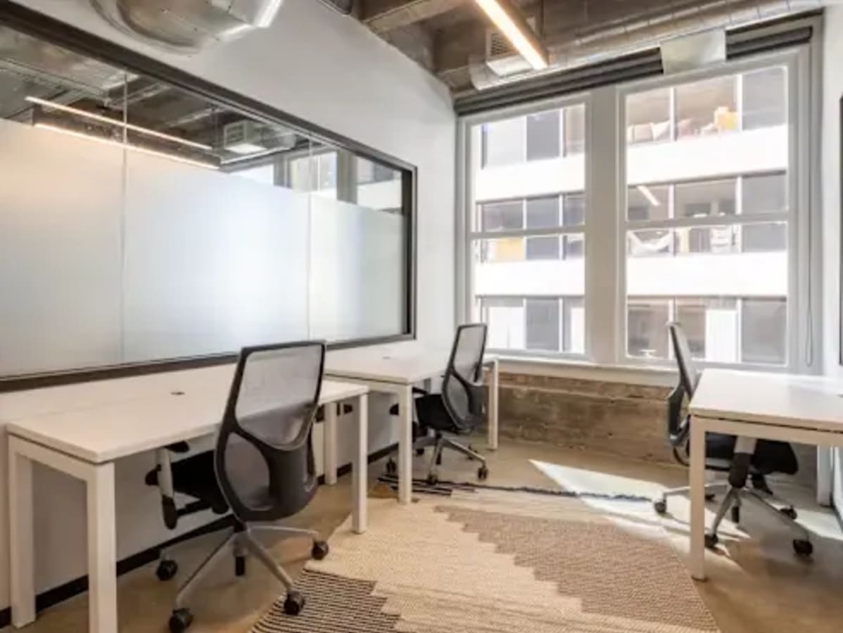 Bright coworking space with modern desks and ergonomic chairs on Epifanio de los Santos Avenue.