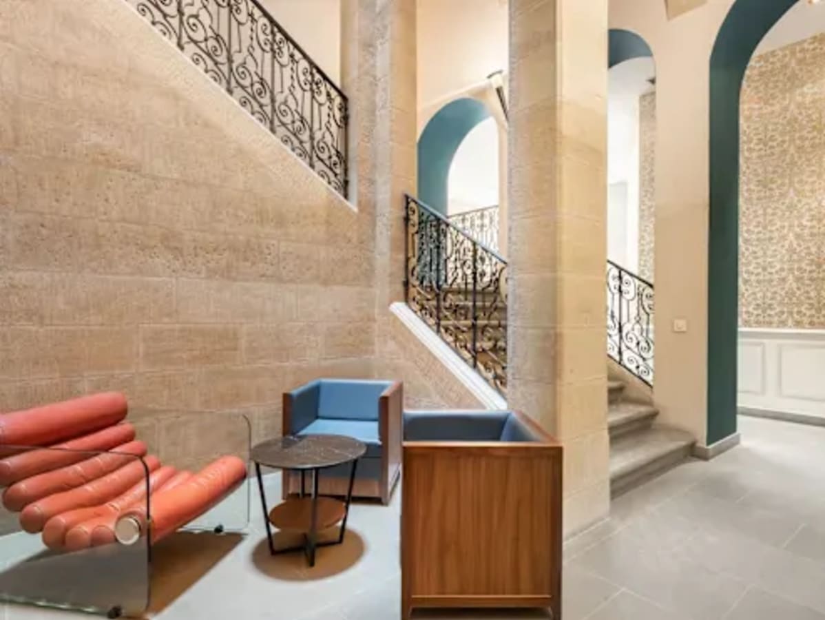 Stylish coworking lounge with modern seating and elegant stone accents in Hyderabad. Ideal for collaboration.