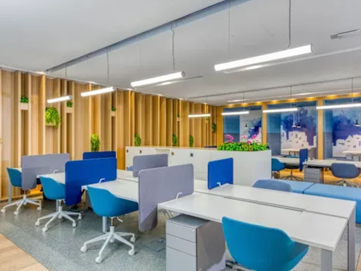 Modern coworking space featuring ergonomic seating and greenery for a refreshing work environment.