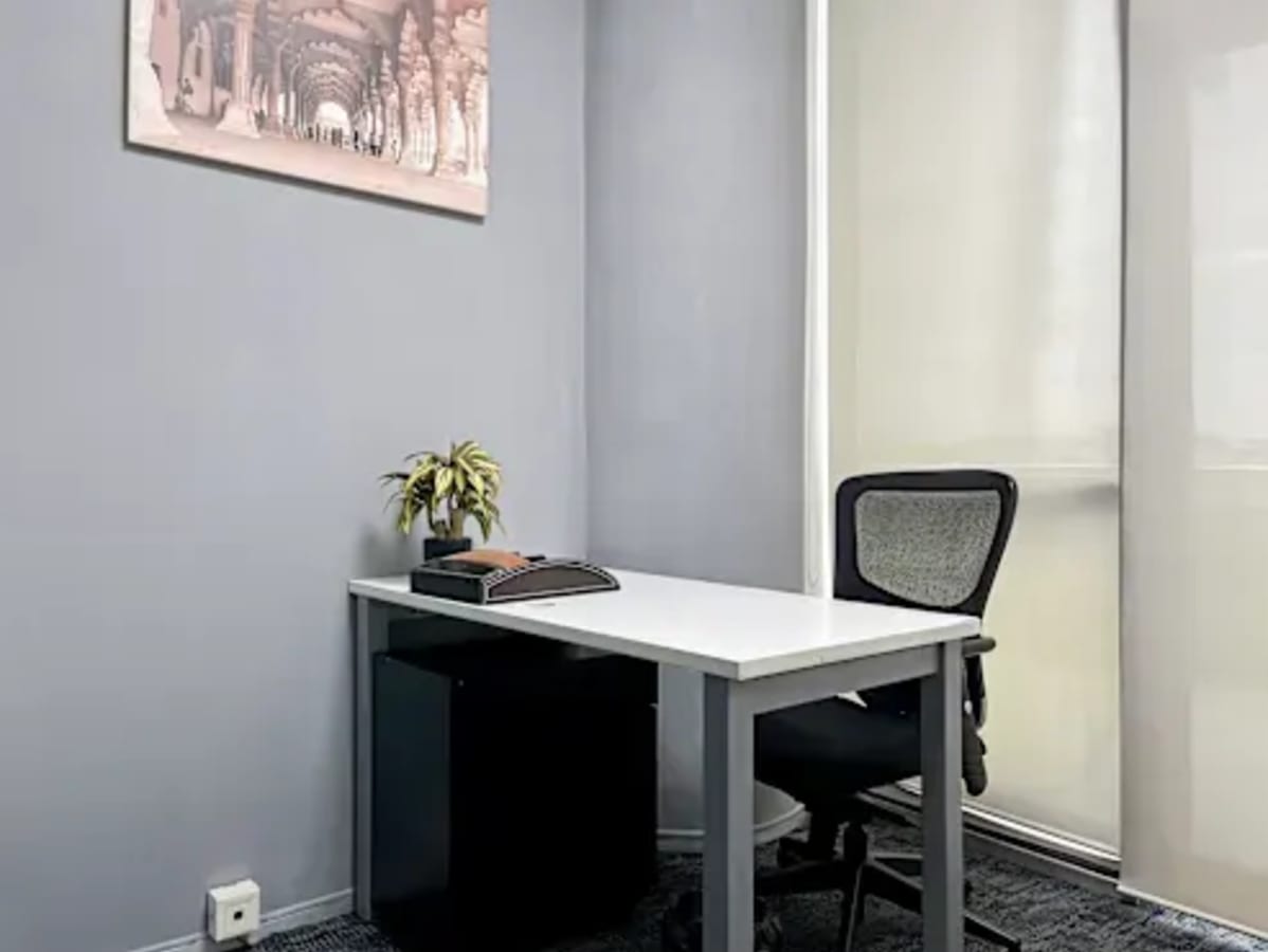 Bright, minimalist office with ergonomic chair and modern decor. Ideal for focused work.