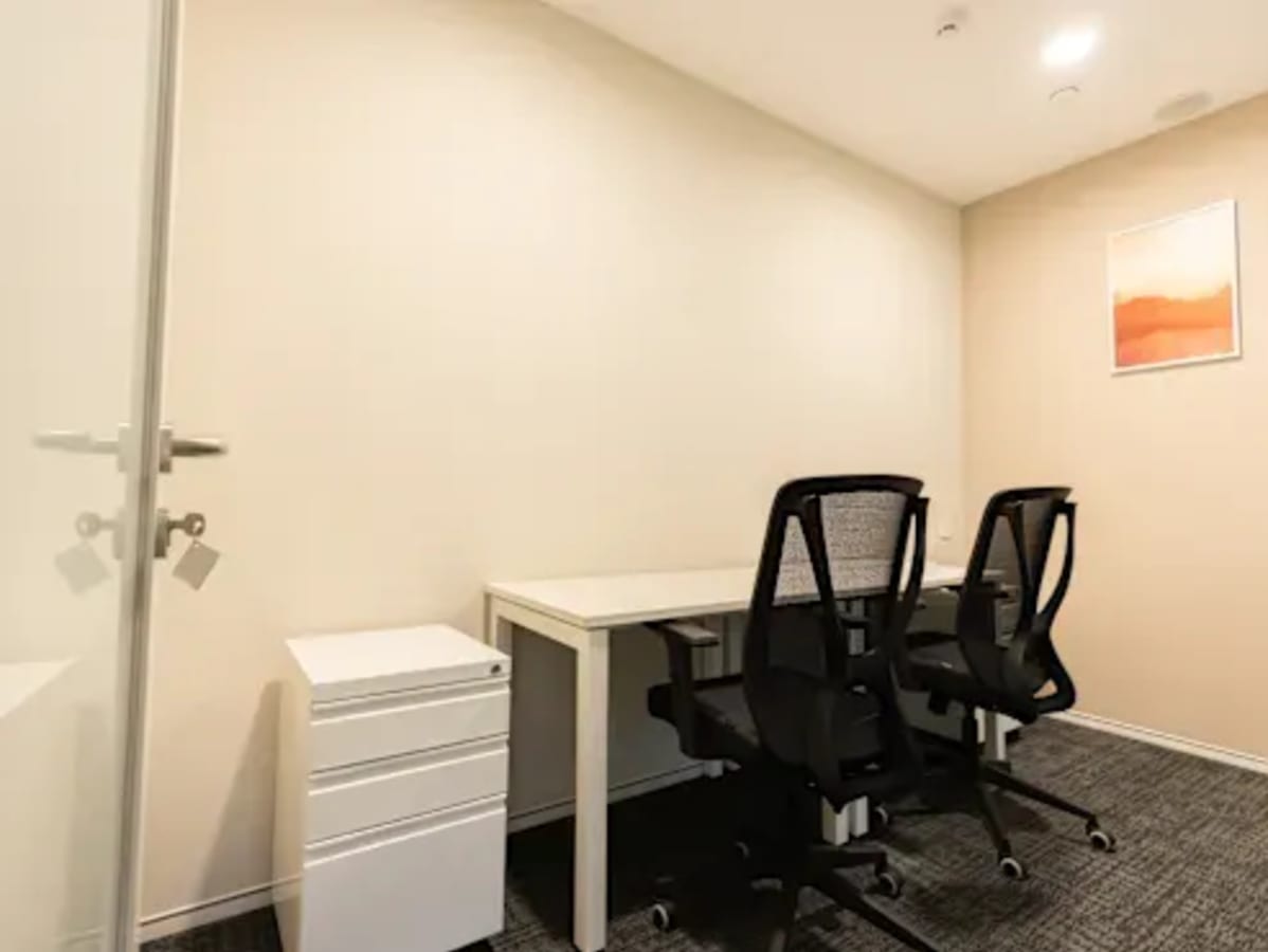 Modern coworking space with ergonomic chairs and ample natural light, ideal for productivity.